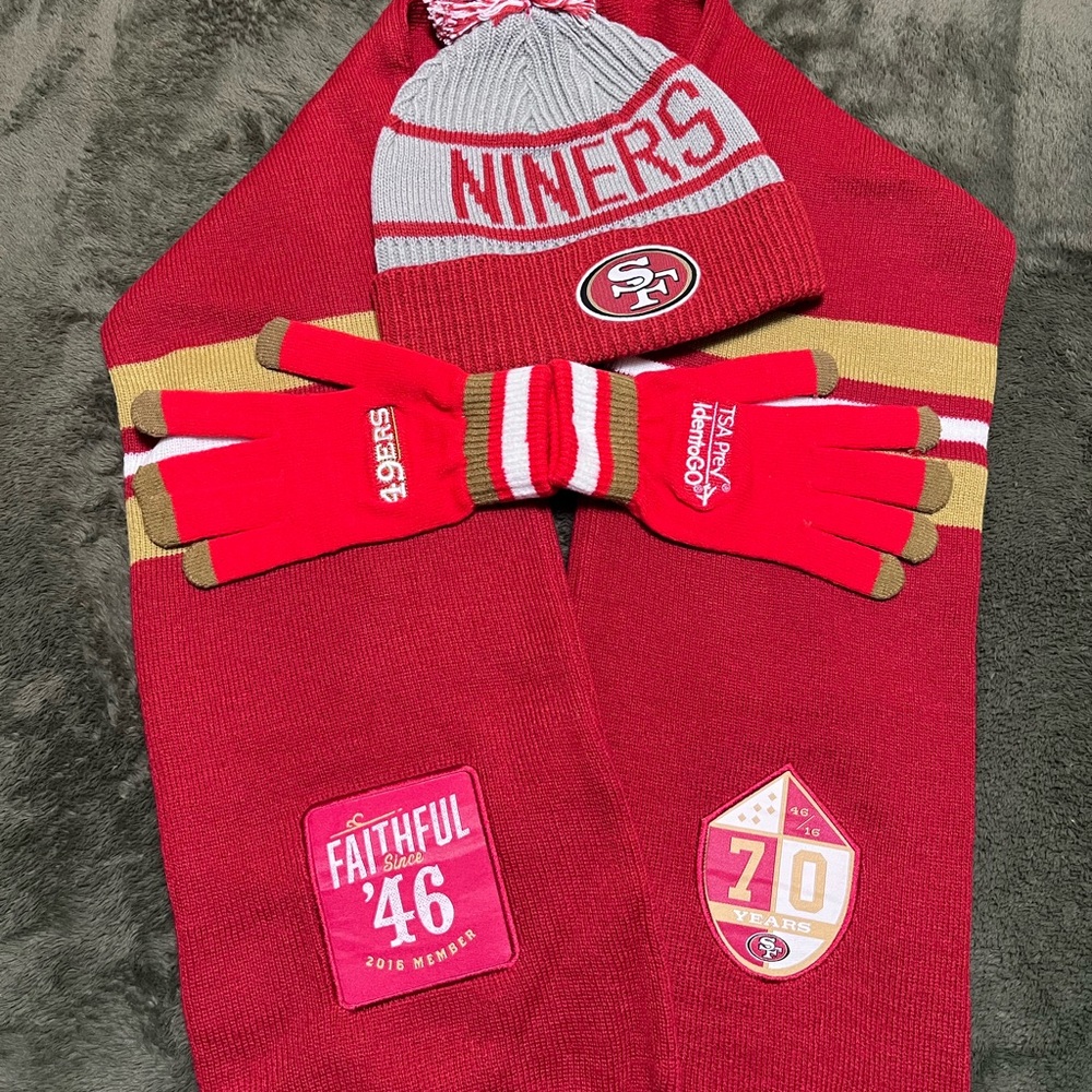 San Francisco 49ers Fan Bundle – 46 Scarf, Beanie & Gloves